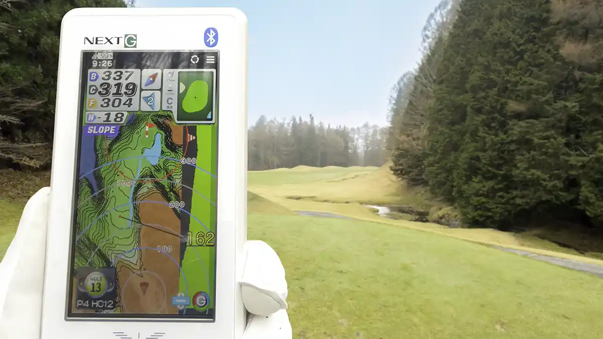 EAGLE VISION NEXT Gの画面でコースレイアウトと距離を確認している様子