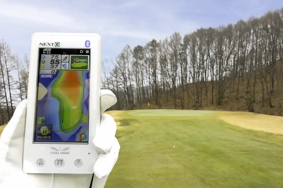 EAGLE VISION NEXT Gのアンジュレーション表示でグリーン周りの高低差を確認している様子