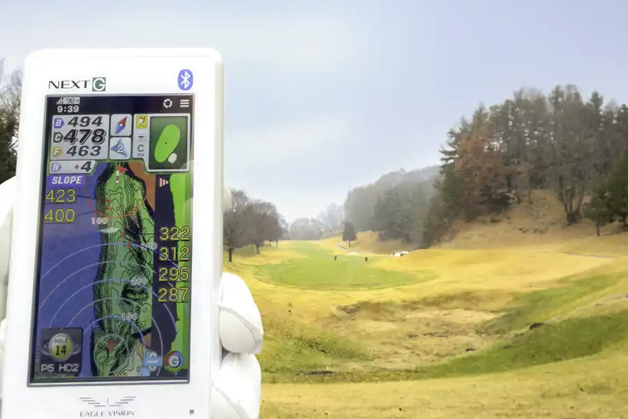 EAGLE VISION NEXT Gの画面でコースレイアウトと高低差を確認している様子